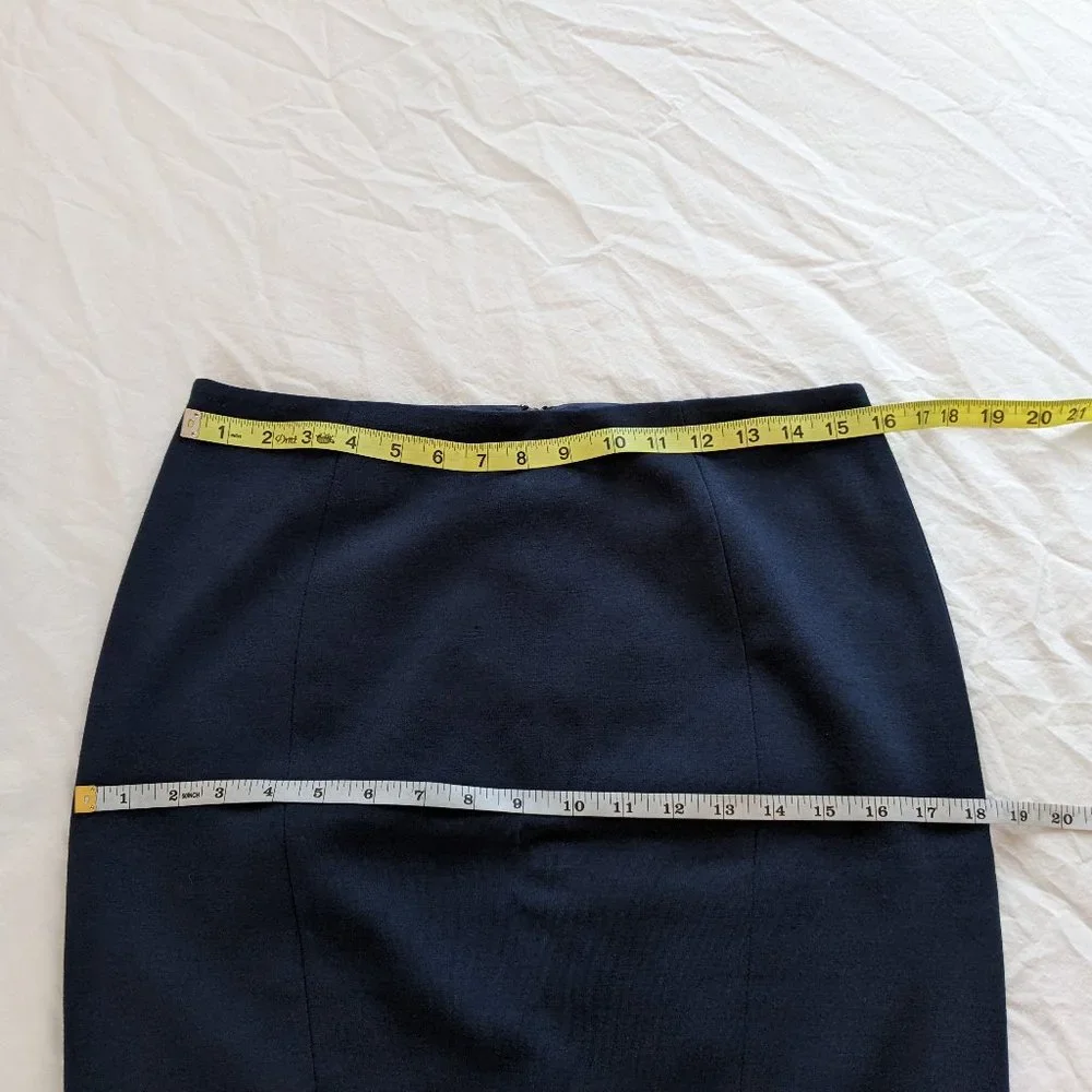 EUC Tahari Sleek Fitted Navy Pencil Skirt in Size 6